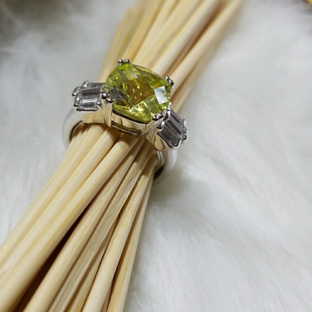 Avon Ring - Picture 2 of 6